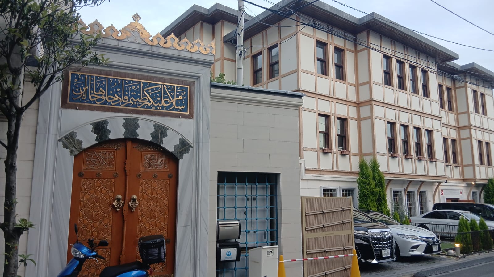 Masjid Tokyo Camii dengan arsitektur megah bergaya Ottoman, kubah besar dan menara tinggi, suasana tenang dengan detail ornamen yang indah
