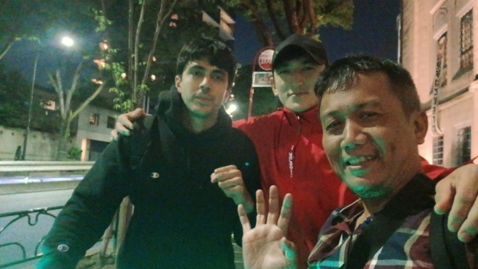 Sesaat selepas isha di Massjid Camii Tokyo, sebelum berpisah kami sempatkan foto bersama