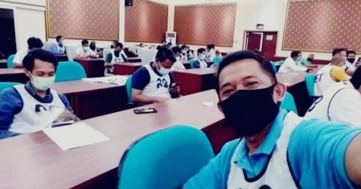 Setelah sempat tertipu 😀, saya mengikuti ujian SSW Build Cleaning pertama di Indonesia pada November 2021 (ujian tulis dan praktik), dan berhasil lulus. Selanjutnya, saya menjalani proses ke Jepang dengan bekal sertifikat SSW Build Cleaning serta sertifikat bahasa Jepang JFT.