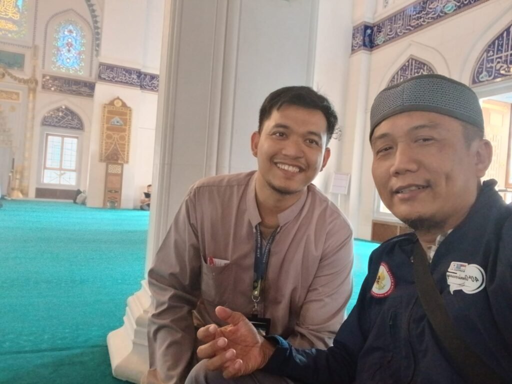 Ahsantany dan Akrim Said tersenyum setelah wawancara di depan arsitektur megah Masjid Tokyo Camii, Jepang.