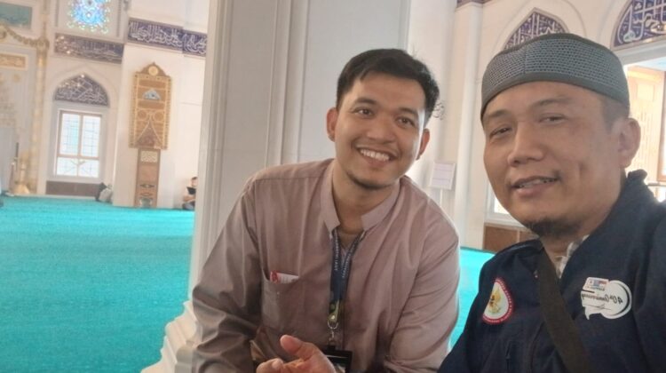 Lelaki Bone di Pelataran Tokyo Camii