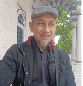 Sensei Muhammad Al-Hakim at Tokyo Camii Mosque, capturing a meaningful conversation about "Makoto"—the beautiful Japanese spirit of pure sincerity and honesty that connects hearts across different cultures.