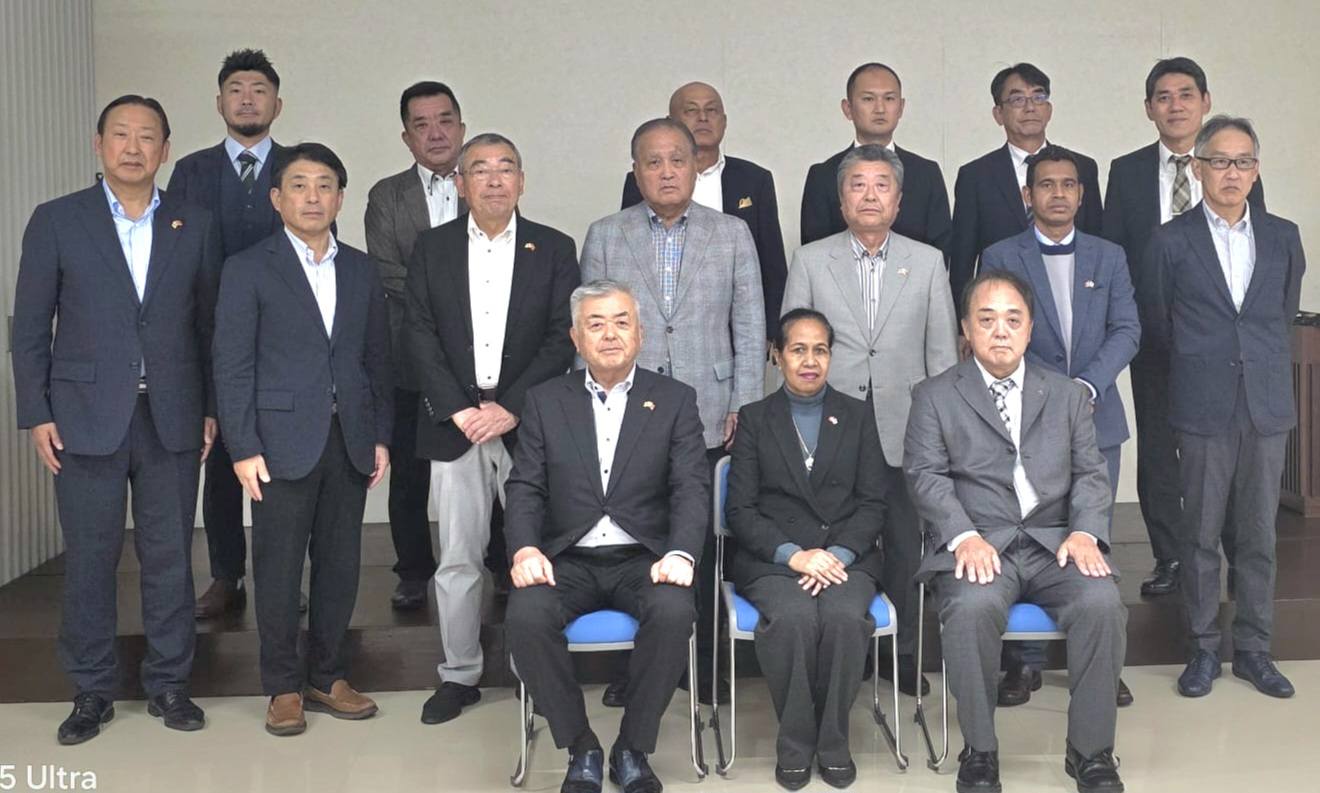 Dubes Viegas mempersembahkan Tais kepada pejabat Amami-Oshima, November 2025