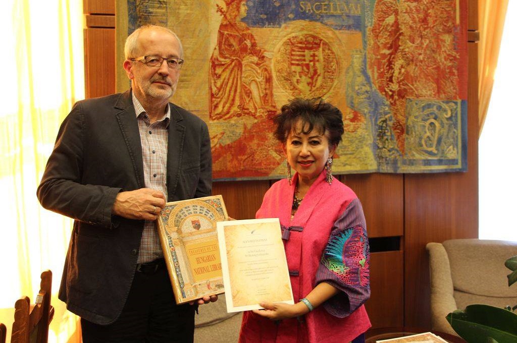 Ambassador Wening Esthyprobo receiving an award at the National Library of Hungary