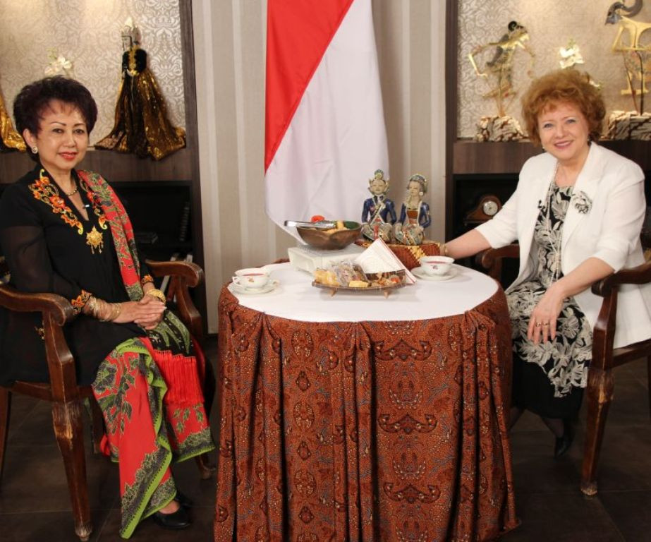 Indonesian Ambassador to Hungary Wening Esthyprobo promoting Indonesia in a Hungarian television interview