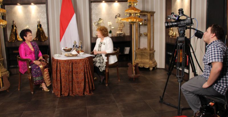 Indonesian Ambassador to Hungary Wening Esthyprobo wearing traditional Indonesian dress in the Channel 6 Hungary studio surrounded by Indonesian ornaments