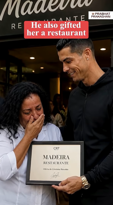 Cristiano Ronaldo menyerahkan plakat kepemilikan Restaurante Madeira kepada wanita tersebut