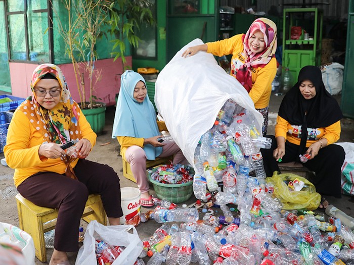 Warga memilah dan menimbang sampah di bank sampah sebagai bagian dari upaya mengurangi volume sampah menuju TPA dan mendorong ekonomi sirkular