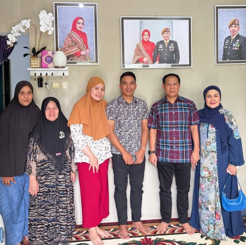 Laksda TNI (Purn.) Dr. Nazali Lempo bersama keluarga di kediaman Bintaro