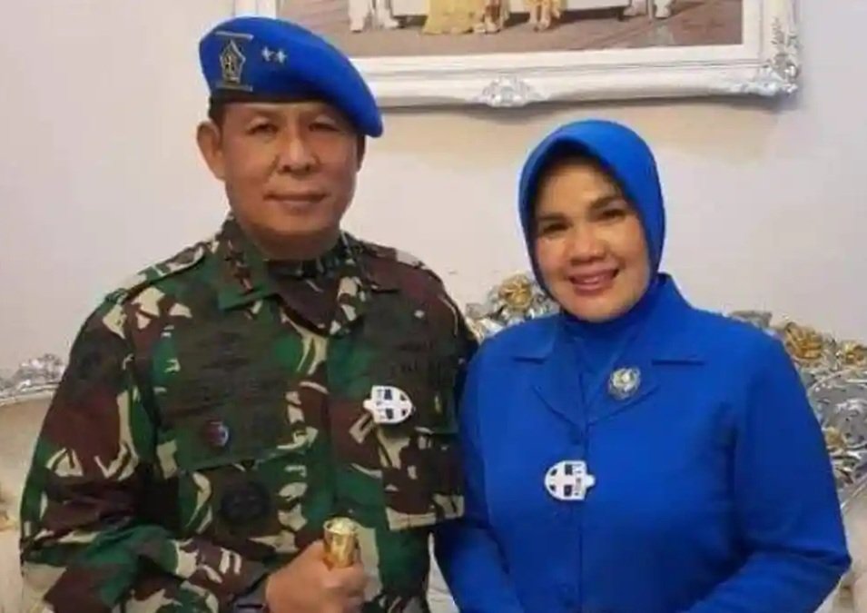 Dr. H. Nazali Lempo bersama istri
