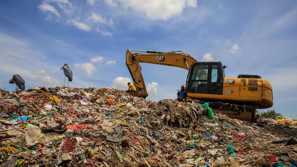 Sampah organik yang membusuk di tempat pembuangan akhir (TPA) melepaskan metana dalam jumlah besar ke atmosfer