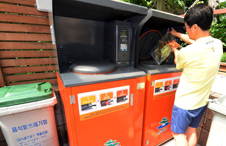 Mesin RFID penimbang sampah makanan komunal di Korea Selatan