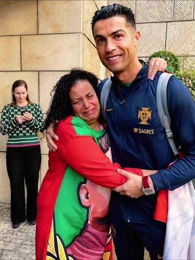 Cristiano Ronaldo memeluk wanita yang menangis haru saat bertemu kembali di Lisboa