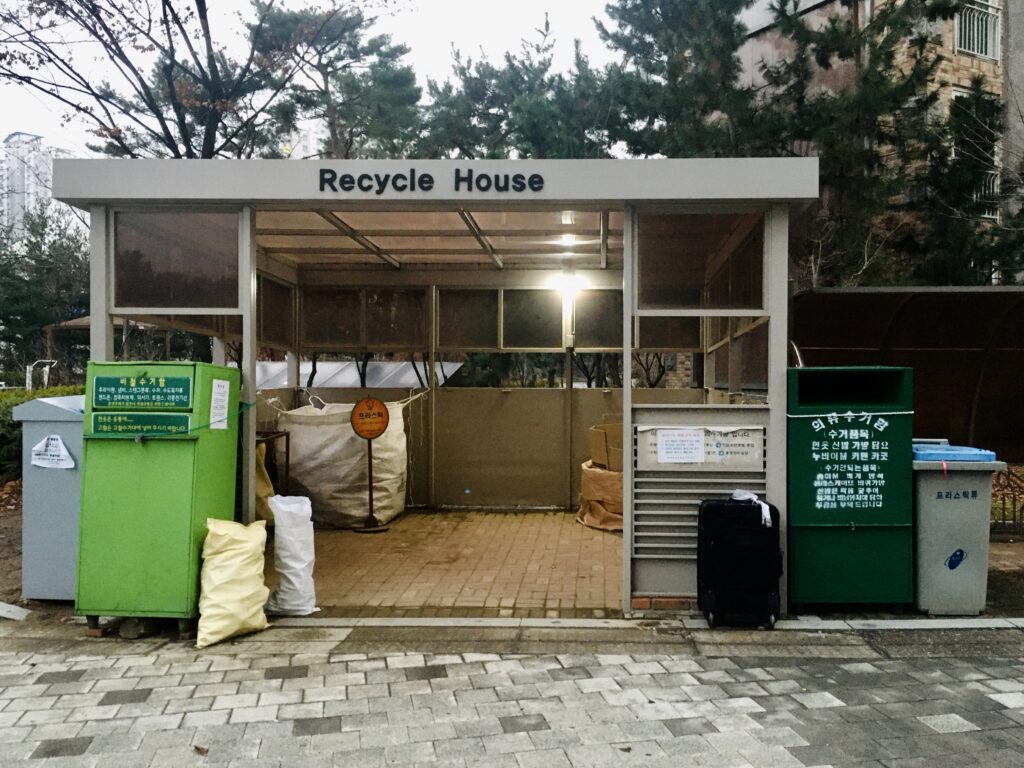 Titik pemilahan sampah komunal di kompleks apartemen Korea Selatan
