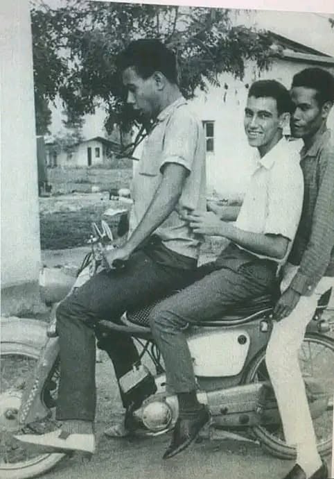 Xanana Gusmão waktu muda bergurau bersama sahabat, era 1960-an