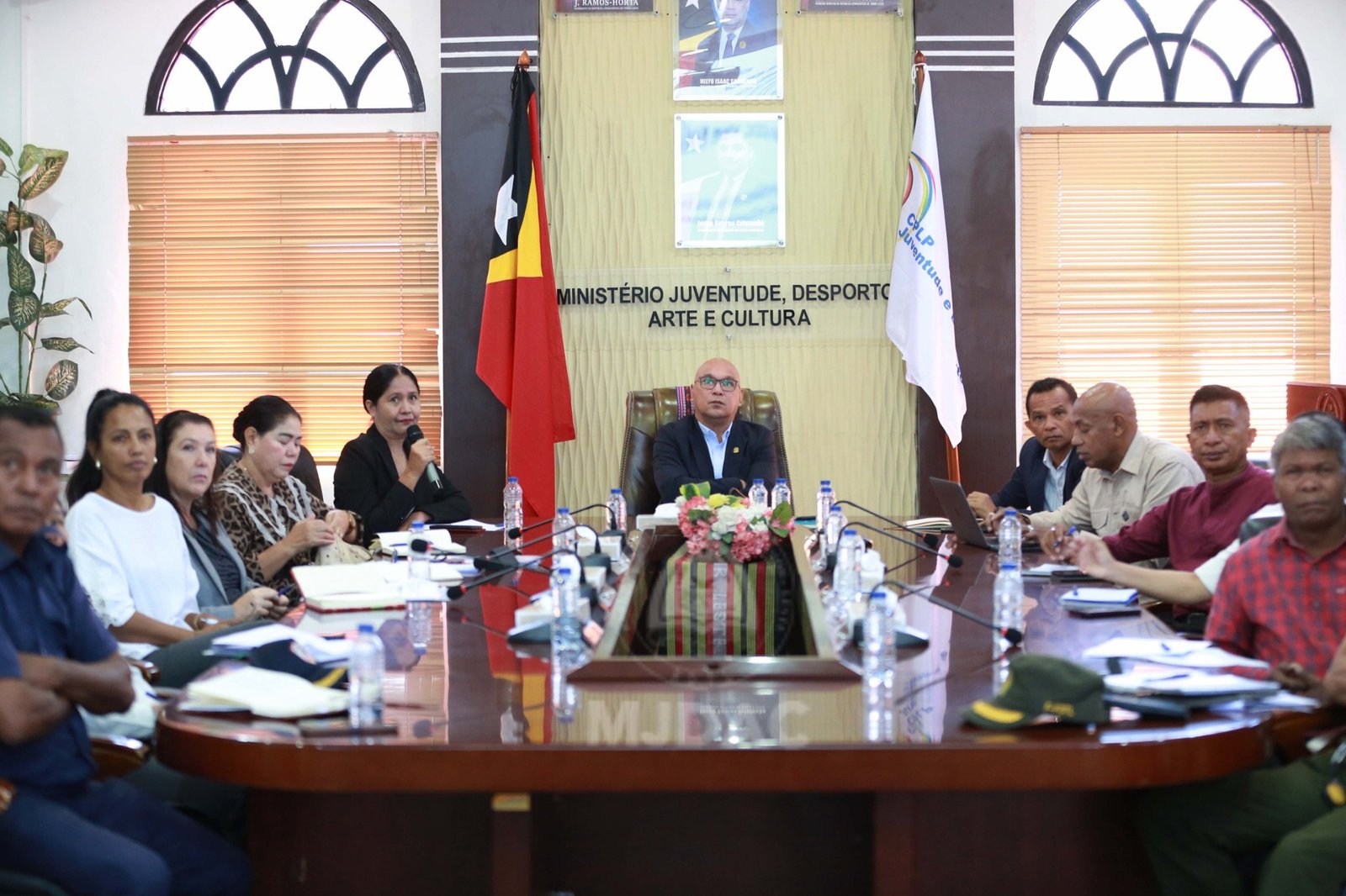 Nelyo Isaac Sarmento memimpin rapat Komisi Organisasi Dili International Marathon 2025