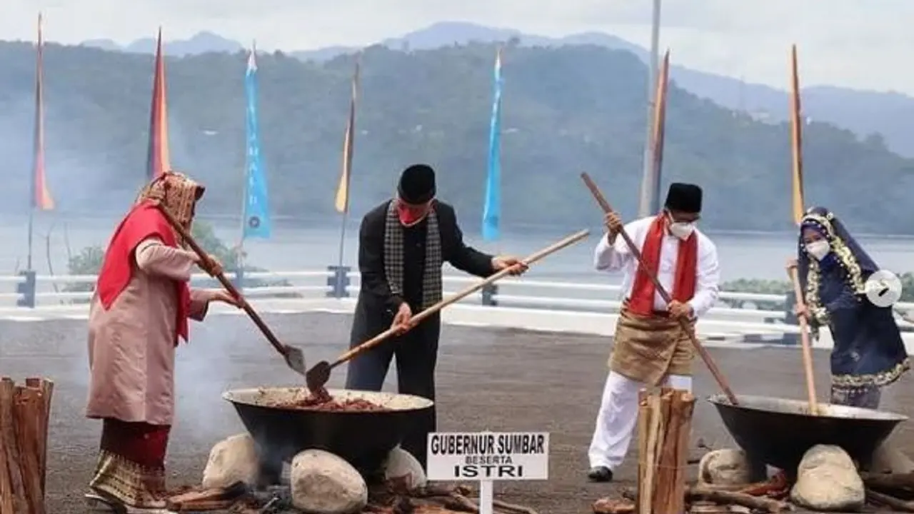 Prosesi memasak rendang serentak