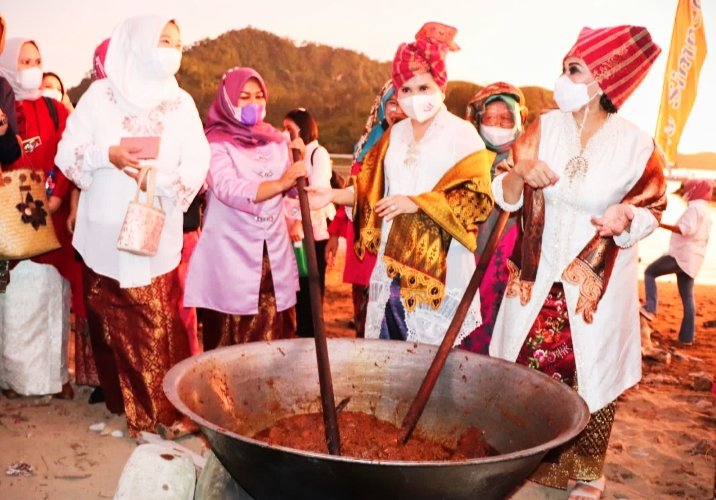 Ibu-ibu PKK dan peserta memasak rendang