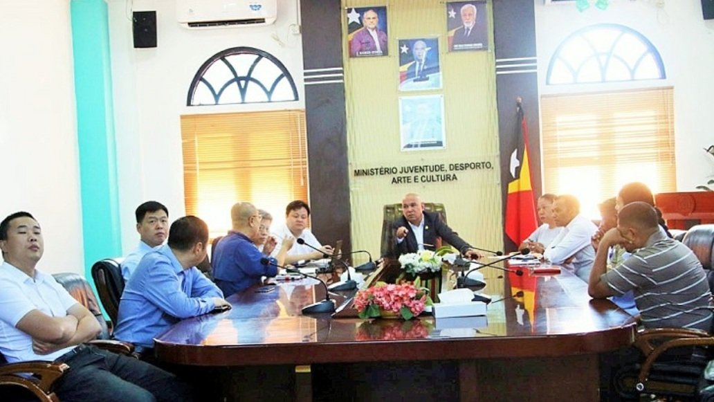 Nelyo Isaac Sarmento memimpin pertemuan dengan delegasi China Railway
