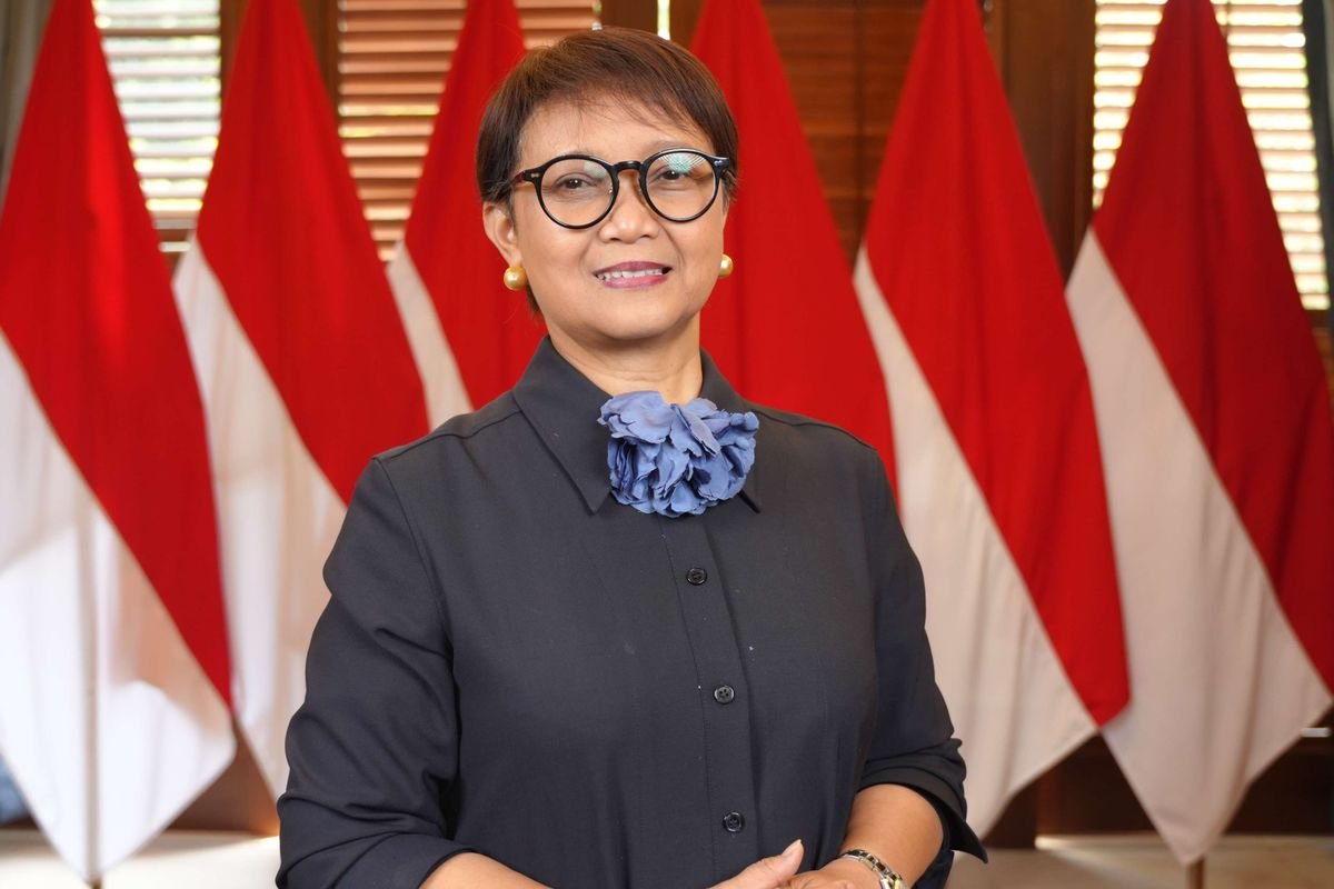 Potret resmi Retno Marsudi berlatar bendera Merah Putih